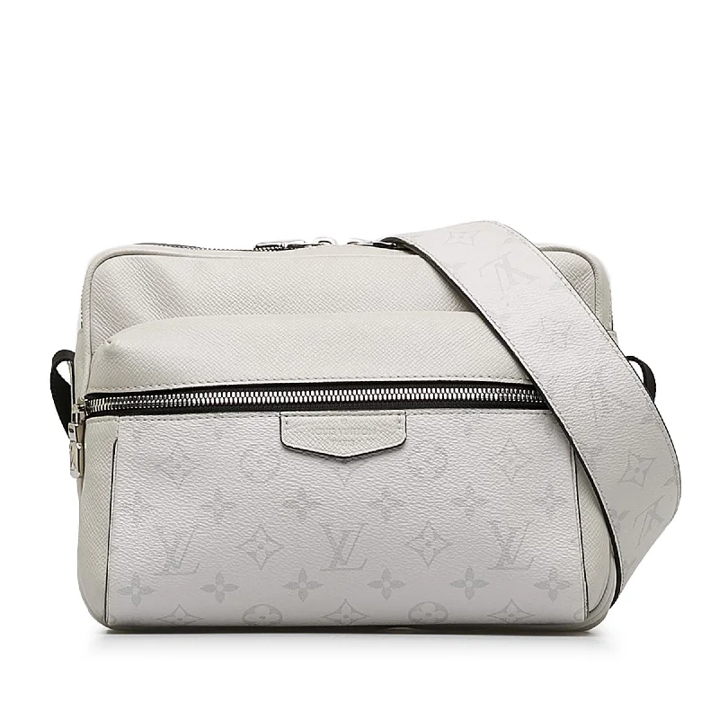 Louis Vuitton Monogram Taigarama Outdoor Messenger (SHG-l3kpfQ)